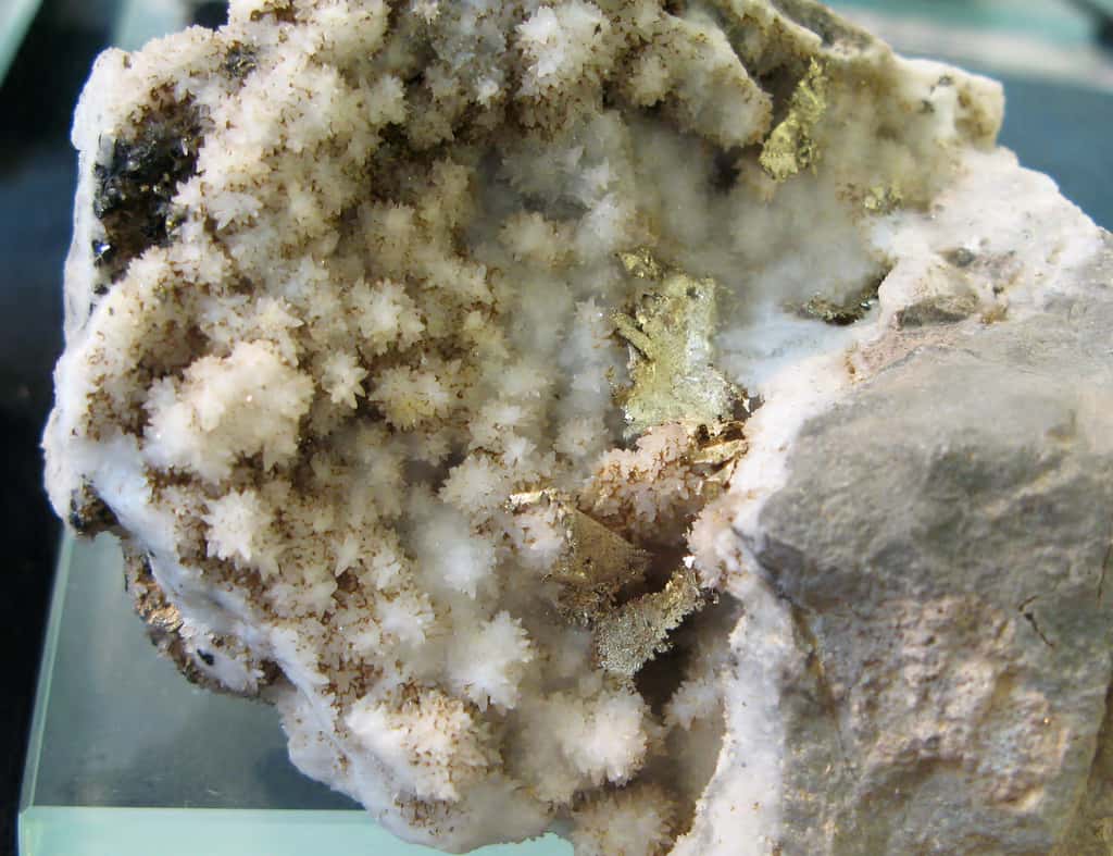 Les filons d'or piégés dans le quartz et le granit peuvent se déposer lorsque l'eau à haute pression dans laquelle les particules d’or sont dissoutes s'évapore soudainement lors d'un tremblement de terre. © Ra'ike, GNU 1.2