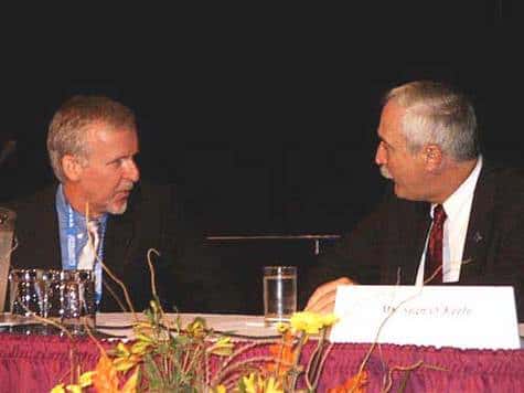 <br />James Cameron (à gauche) et Sean O'Keefe (à droite) lors de la session plénière de l'IAC à Vancouver.<br />&copy; Espace Magazine