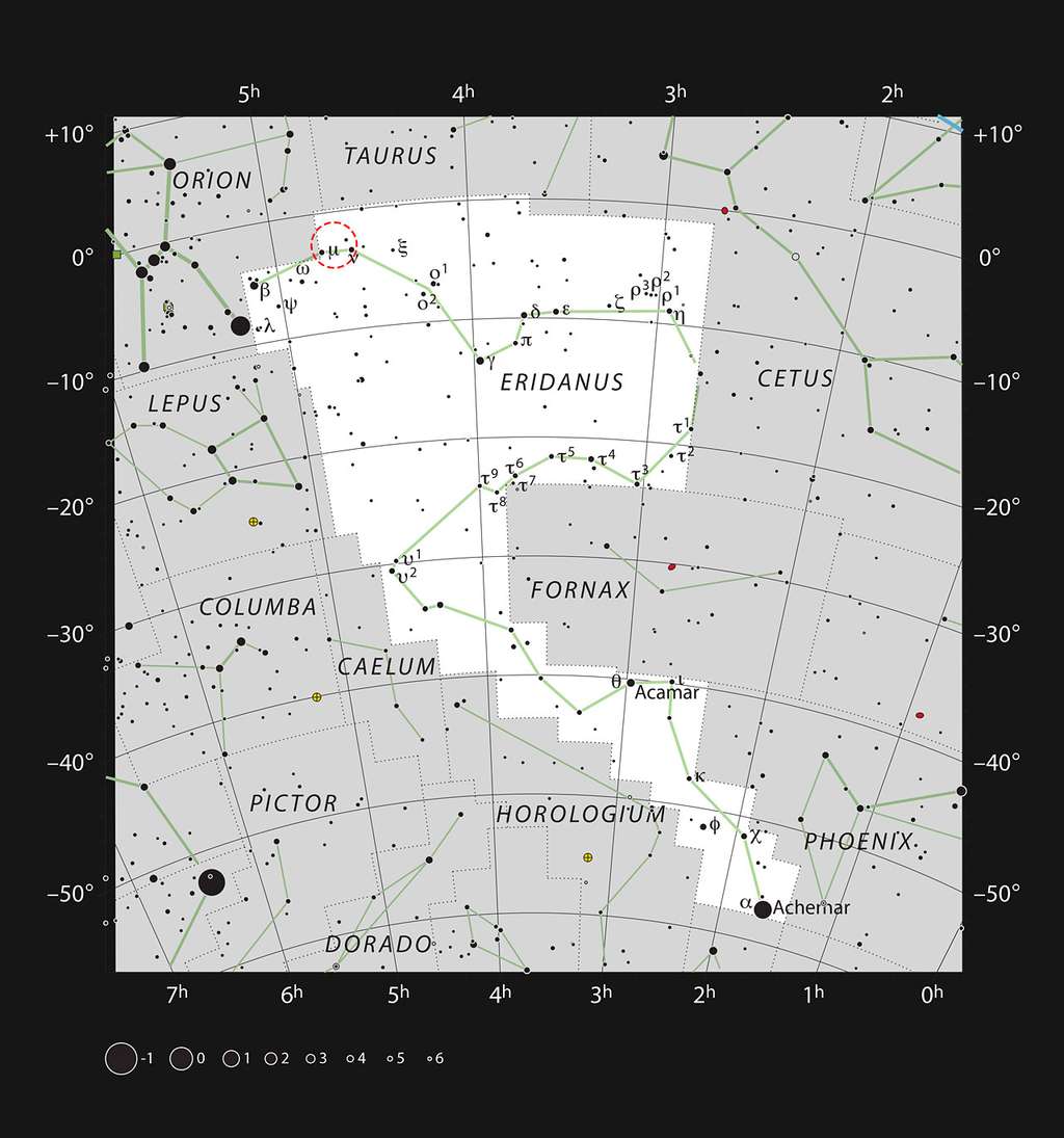 Ce graphe montre la position de la galaxie spirale NGC 1637 dans la constellation de l'Éridan (pointillés rouges). La plupart des étoiles visibles à l'œil nu par temps clair et dans un ciel sombre sont indiquées. NGC 1637 apparaît sous l'aspect d'une tâche de couleur pâle et de dimensions moyennes dans un télescope amateur. © ESO, IAU, <em>Sky &amp; Telescope</em>