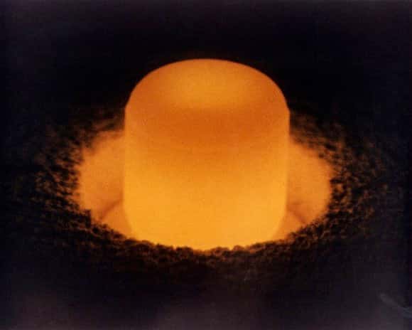 À l'image, un galet de plutonium 238 qui attend d'être placé dans un RTG. Les générateurs thermoélectriques radioisotopiques peuvent fonctionner pendant des décennies. © Département de l'Énergie