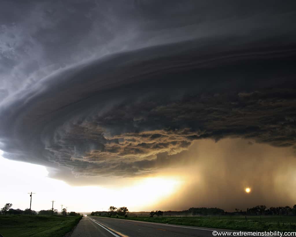Cet orage supercellulaire s'est produit dans le Nebraska en mai 2004. La photo a été prise par un chasseur de tempêtes. © extremeinstability.com