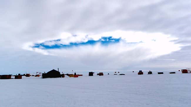 Ce cliché d’un trou dans un nuage au-dessus d'un camp installé en Antarctique a été réalisé en décembre 2009. Le rôle des avions dans ce phénomène a fait l'objet d'un article dans <em>Science </em>en 2011. © <em>Science</em>, AAAS