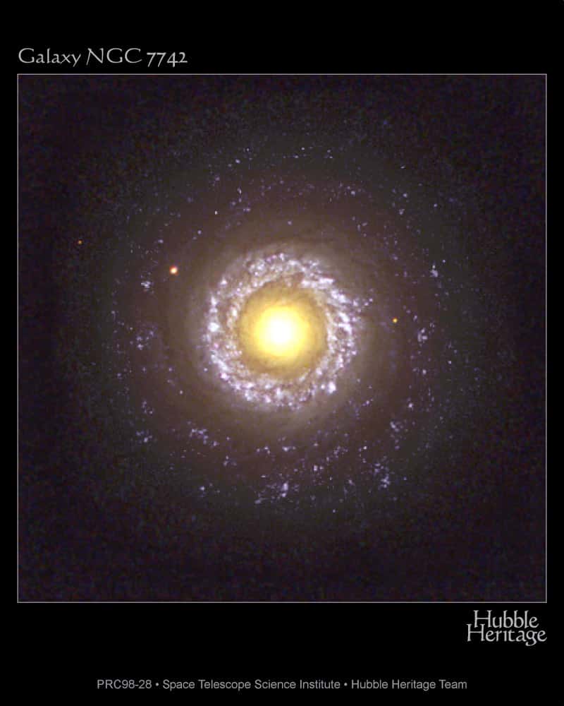 On voit sur cette image prise par Hubble une galaxie de Seyfert<em>.</em><em> </em>Il s'agit de la galaxie spirale NGC 7742. Comme toutes les galaxies de Seyfert, son noyau est particulièrement brillant. © <em>Hubble Heritage Team</em> (Aura, STScI, Nasa)