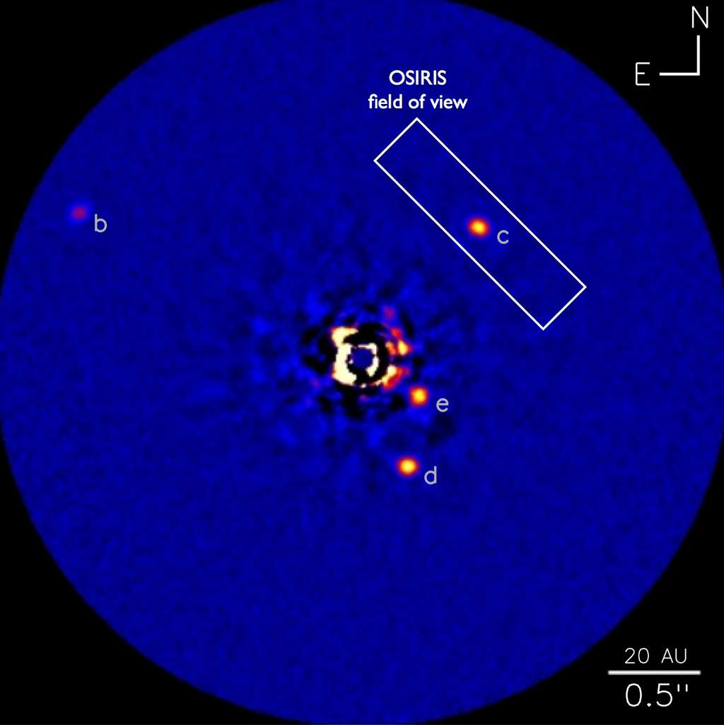 Cette image infrarouge traitée en fausses couleurs montre directement les exoplanètes autour de HR 8799. La zone où se trouve HR 8799 c, dont l'atmosphère a été étudiée par spectroscopie infrarouge avec Osiris, est montrée dans un rectangle. © NRC-HIA, C. Marois, <em>Keck Observatory</em>