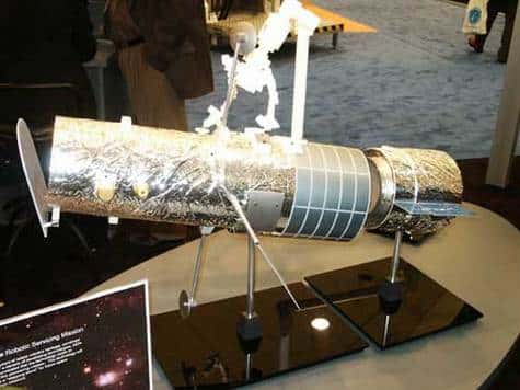 <br />L'agence spatiale canadienne présentait un projet de sauvetage robotisé d'Hubble. Le module à l'arrière du télescope permettrait de prolonger sa durée de vie et de contrôler sa rentrée ultérieurement.<br />&copy; Espace Magazine
