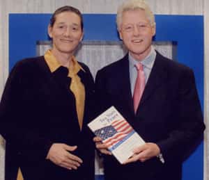 Le président Clinton recevant en 2005 un prix des mains de Martine Rothblatt. © <em>Lifeboat Foundation</em>