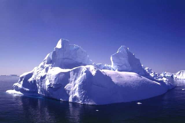 L'Antarctique est recouvert à plus de 98 % de glace. L'inlandsis est la calotte glaciaire, son épaisseur varie de 1,3 km à l'ouest à 2,2 km à l'est. La calotte se prolonge en certains endroits en grandes plateformes de glace, ce sont les icebergs (ici à l’image). Enfin, l'Antarctique est entouré d'eau de mer. En hiver, l'océan gèle autour du continent et la glace de mer s'épaissit, formant alors la banquise. © Ipev