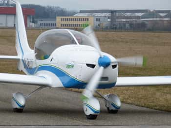 Le modèle Epos est une variante du SportStar RTC, un avion commercialisé depuis plusieurs années et entrant, en France, dans la catégorie des ULM (ultralégers motorisés). © Evektor
