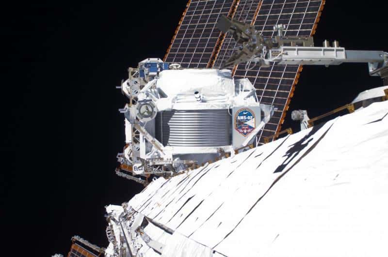Le détecteur de rayons cosmiques AMS a rejoint l'espace <em>via</em> la navette spatiale Endeavour le 16 avril 2011. Il a été installé sur l'ISS et devait permettre de mesurer et de caractériser les flux de rayons cosmiques durant au moins dix ans. © Nasa