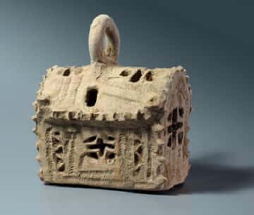 Cette lanterne en céramique, ayant la forme d'une église, a été retrouvée sur le site du complexe de vinification à proximité d’Ashkelon, datant de l’époque byzantine. © Clara Amit, <em>Israel Antiquities Authority</em>
