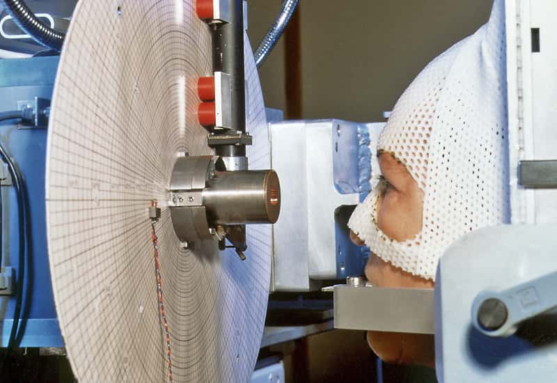 La protonthérapie est utilisée à l'Institut Paul Scherrer (PSI), en Suisse, pour soigner les tumeurs oculaires. Malheureusement, pour générer des faisceaux de protons, il faut une machine de grande taille que l'on ne peut construire dans tous les hôpitaux. © Institut Paul Scherrer