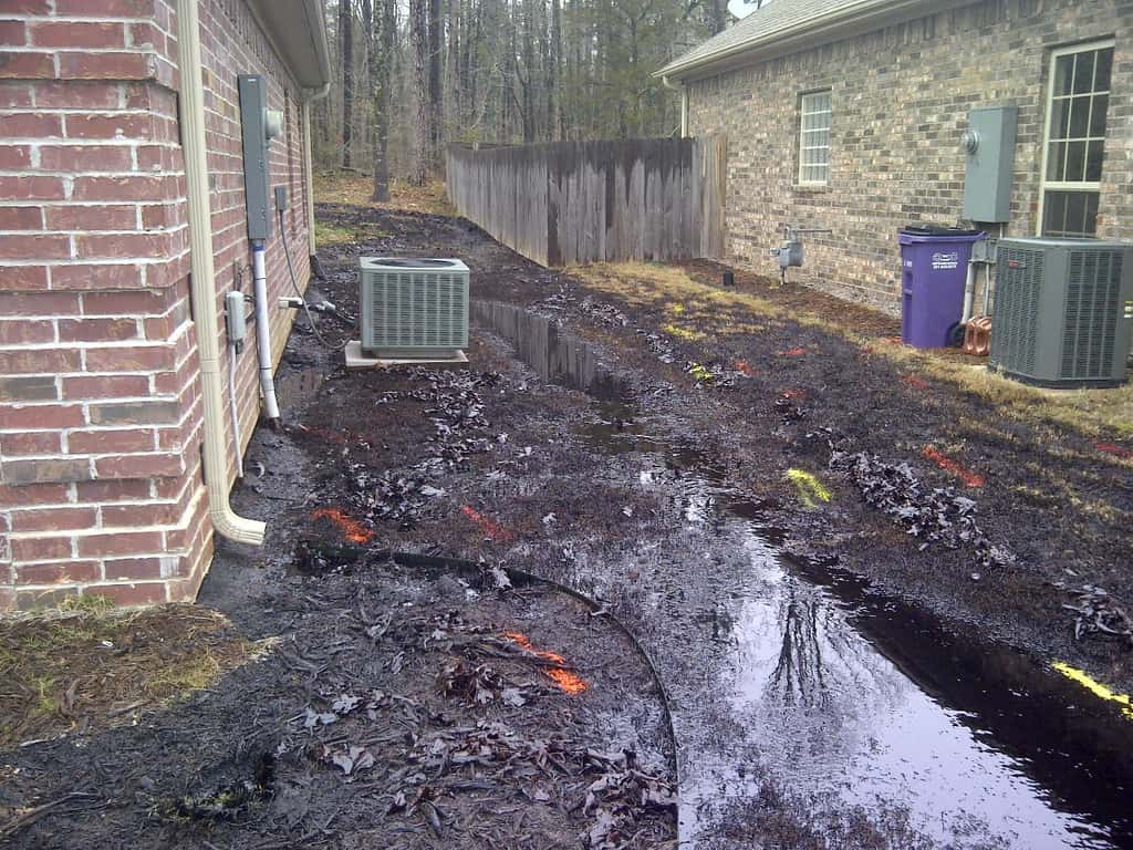 Déversement de mélange d’eau et de pétrole brut autour des maisons de la ville de Mayflower, en Arkansas. Quelque 5.000 barils de pétrole se sont répandus. © EPA