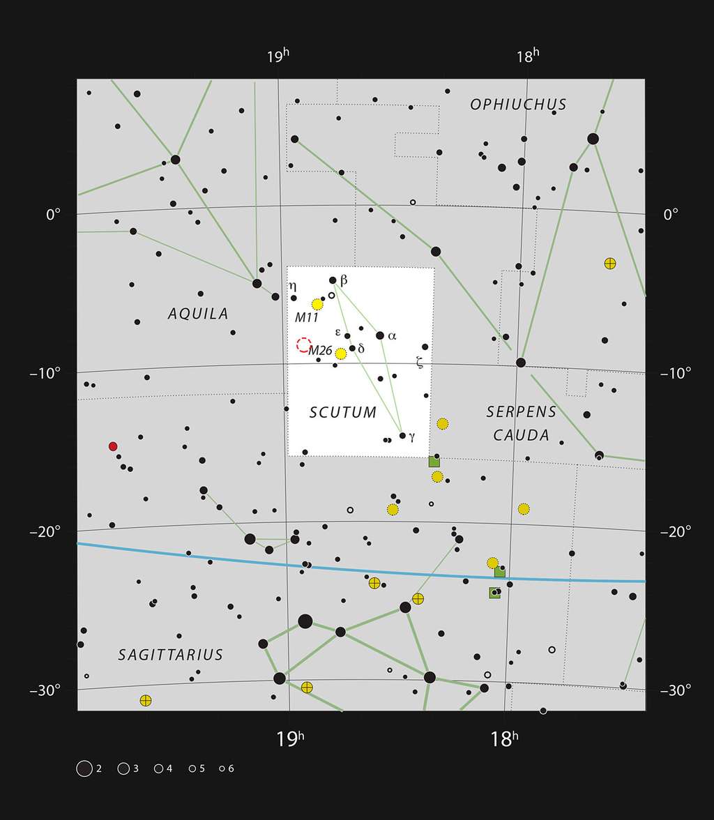 Cette carte représente la petite mais très riche constellation de l'Écu de Sobieski, et indique la plupart des étoiles visibles à l'œil nu par un ciel nocturne assez sombre. L'emplacement de la faible nébuleuse planétaire IC 1295 est indiqué par un cercle rouge en pointillés. Ce très faible objet peut être vu avec les plus grands télescopes amateurs, et il serait mieux observé avec un filtre approprié. Il se trouve à proximité du bien plus lumineux amas globulaire NGC 6712. © ESO, IAU, <em>Sky and Telescope</em>