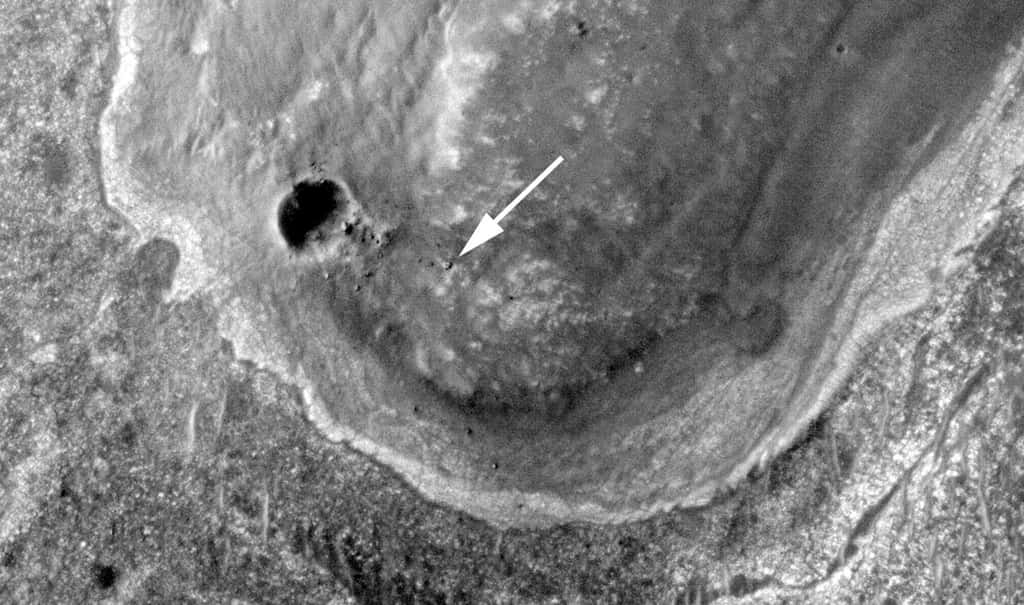 Depuis son orbite, MRO a déjà photographié plusieurs rovers à la surface de la Planète rouge. Ici, Opportunity (indiqué par une flèche) en septembre 2011, alors qu'il se trouvait à proximité du petit cratère Odyssey, d’une vingtaine de mètres de diamètre. © Nasa, JPL-Caltech, université d’Arizona