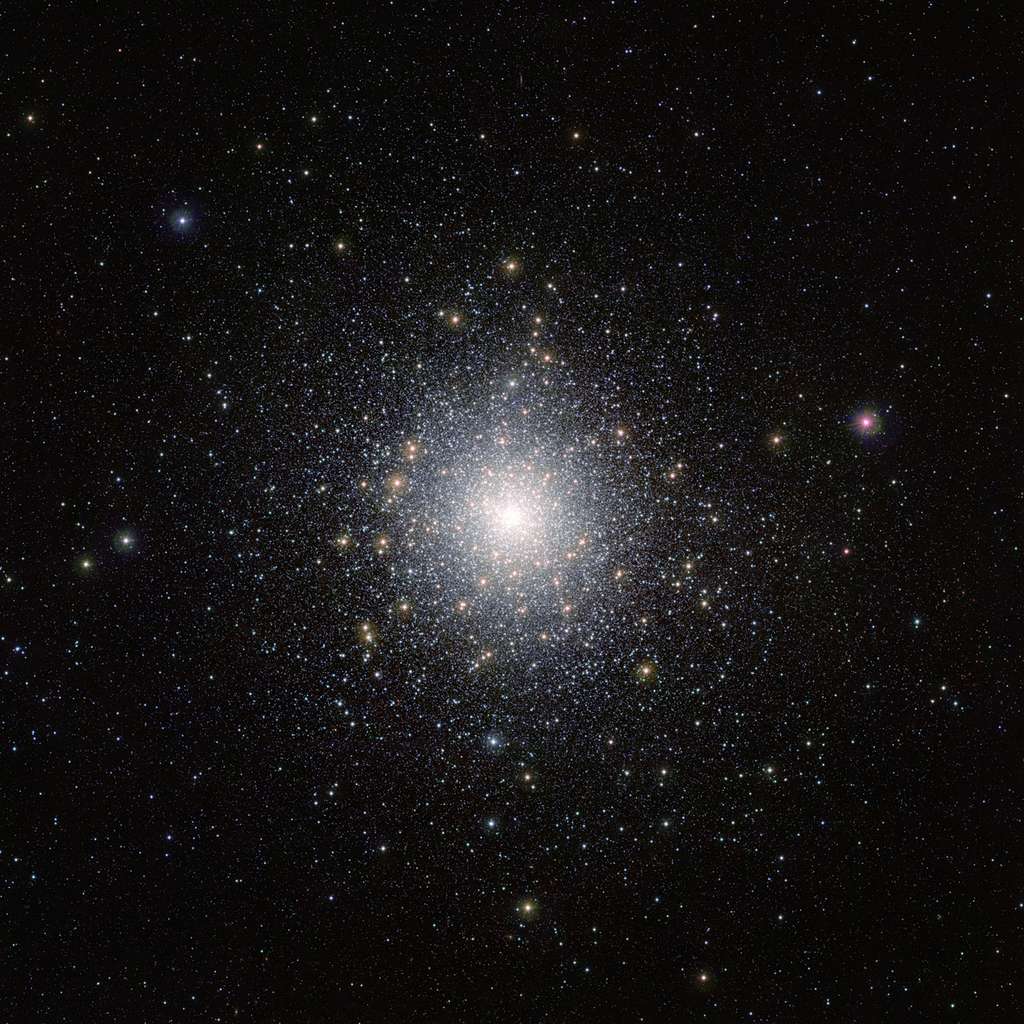 Cet amas lumineux d'étoiles est 47 Tucanae (NGC 104). Il se trouve à environ 15.000 années-lumière de la Terre, et contient des millions d'étoiles dont certaines très exotiques et peu communes. Cette image a été réalisée par le télescope Vista (<em>Visible and Infrared Survey Telescope for Astronomy</em>) de l'ESO, depuis l'observatoire de Cerro Paranal, dans le désert d’Atacama au Chili. © M.-R. Cioni, Vista <em>Magellanic Cloud survey</em>, ESO