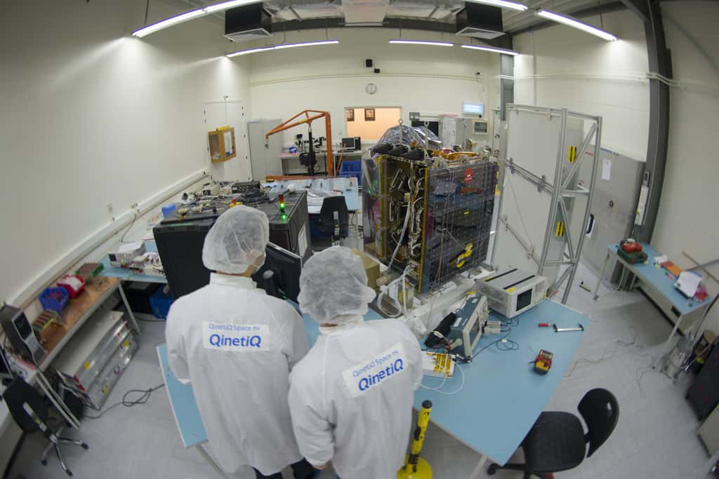 Sur cette photo, le satellite Proba-V est en cours d’assemblage à Qinetiq Space, en Belgique. © S. Corvaja, Esa