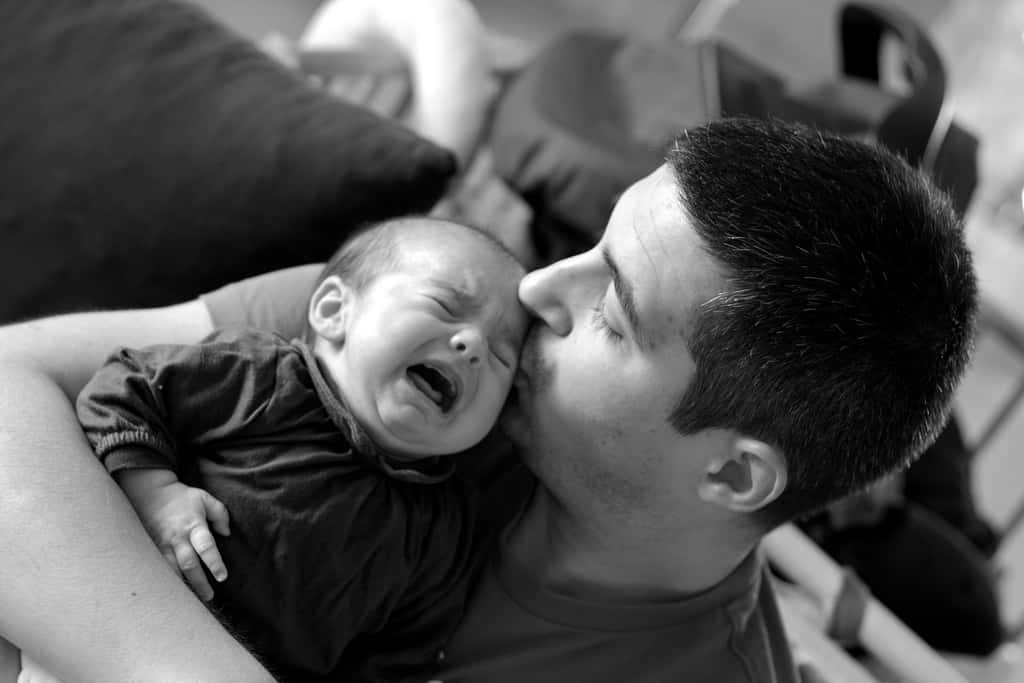 Les papas qui s'occupent beaucoup de leur bébé finissent par bien connaître la fréquence de ses pleurs, et peuvent alors distinguer les cris de leur enfant aussi bien que les mères. © VeZoul, Flickr, cc by nd 2.0