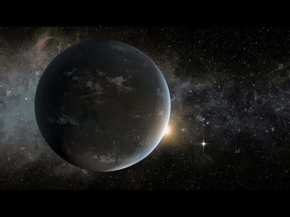 Une vue d'artiste de ce qu'est peut-être l'exoplanète Kepler-62f, d'un diamètre 40 % supérieur à celui de la Terre et orbitant en 267 jours autour de son étoile, Kepler-62, dont on voit la lumière un peu orangée. Le point lumineux à droite est une autre planète de la zone habitable, Kepler-62e, 1,6 fois plus grande que la Terre. © Nasa Ames, JPL-Caltech