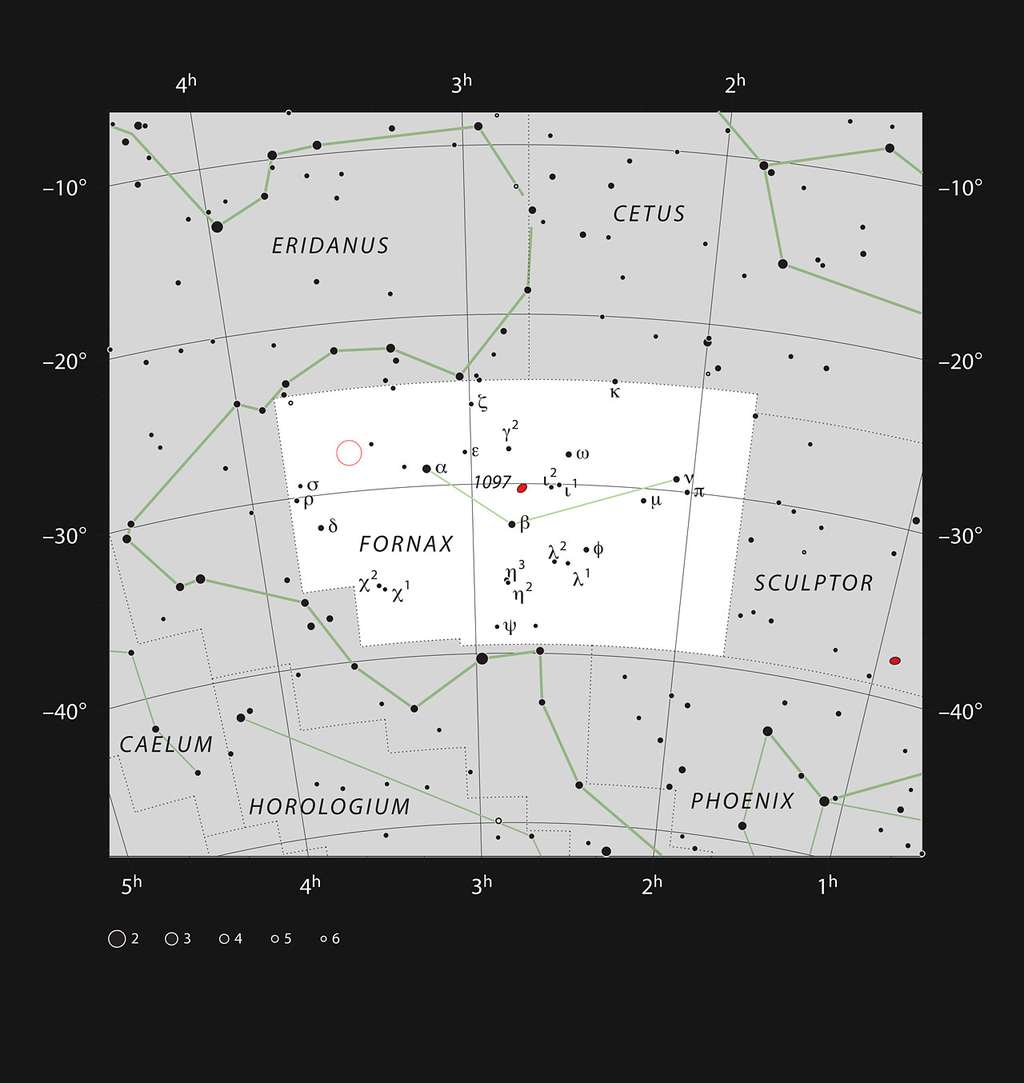C'est vers la très discrète constellation du Fourneau, dans l'hémisphère austral, que le radiotélescope Alma a tourné ses antennes pour localiser (dans le petit cercle rouge) près d'une centaine de galaxies de l'univers jeune, caractérisées par les taux les plus élevés de formation d'étoiles. © ESO, IAU, <em>Sky and Telescope</em>