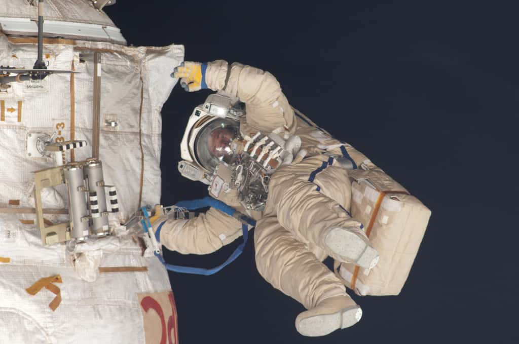 Roman Romanenko sortant dans l'espace par le sas Pirs pour une mission d'un peu plus de six heures. © Nasa