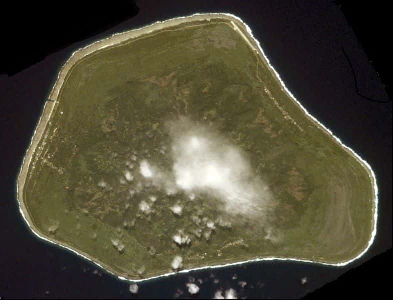 L'île de Mangaia s'est formée sur un point chaud volcanique. Ainsi, les restes de la croûte océanique archéenne trouvés sur place ont voyagé plusieurs centaines de kilomètres dans le manteau avant d'arriver là, leur point de départ étant une zone de subduction. © Nasa, DP