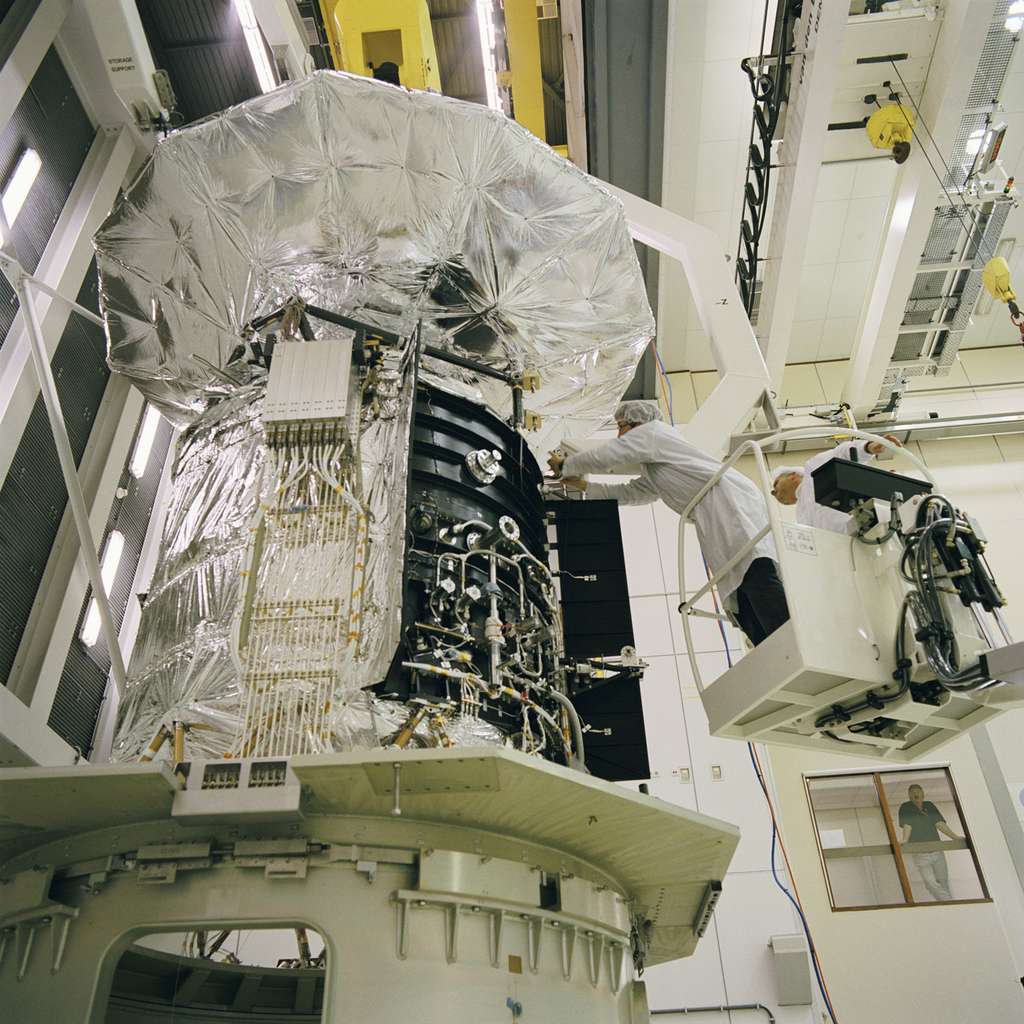 Préparation du satellite Herschel à des essais thermiques sous vide et des tests de ses sous-systèmes à l'Estec, le centre technique de l'Esa, en septembre 2005. © Esa
