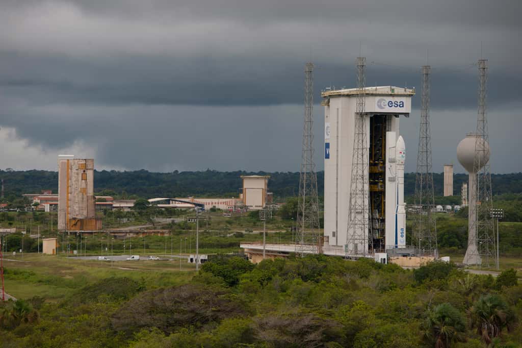 Le lanceur Vega sur son pas de tir du Centre spatial guyanais. Il s'agit de l'ensemble de lancement Ela-1, autrefois utilisé par les premières Ariane et adapté à Vega. © S. Corvaja, Esa