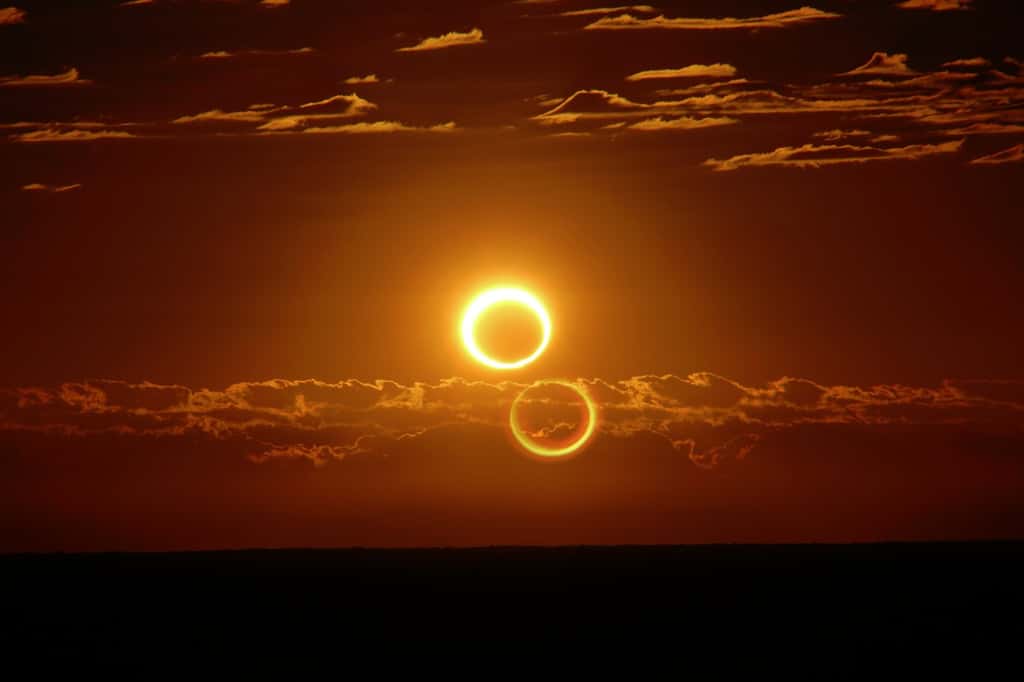Non, il n'y a pas eu deux éclipses annulaires de Soleil au-dessus de l'Australie le 10 mai 2013 ! Un reflet dans l'objectif photo est à l'origine de ce curieux dédoublement. © Nicole Hollenbeck