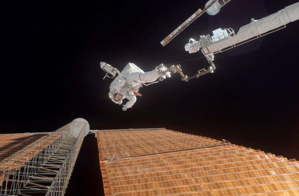 L'intervention à haut risque de Scott Parazynski lors de la réparation d'un des panneaux solaires de l'ISS, en novembre 2007. © Nasa