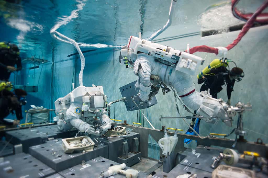 Deux astronautes ont simulé, dans une piscine de la Nasa, la sortie dans l'espace de Tom Marshburn et Chris Cassidy (à bord de l’ISS), effectuée samedi 11 mai pour réparer la fuite d'ammoniac. © Nasa