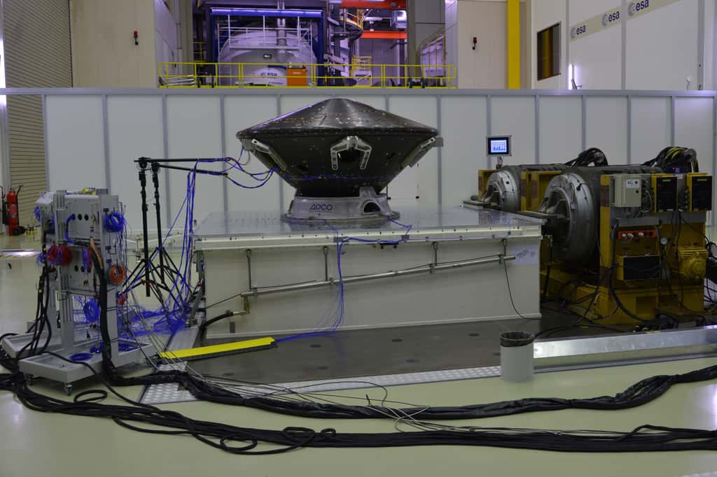 L’atterrisseur d’ExoMars 2016 subissant des essais de vibrations sur le banc Multishaker. On note la présence des simulateurs de masse accolés tout autour de la structure. © Anneke Le Floc'h, Esa