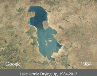On peut suivre en image l’assèchement du lac salé d'Ourmia dans le nord-ouest de l'Iran, de 1984 à 2012. © Google