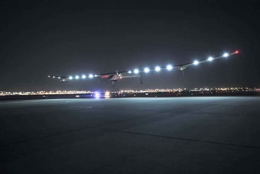 <em>Solar Impulse </em>lors de son atterrissage de nuit à l’aéroport international de Dallas-Fort Worth ce 23 mai. L'opération a été délicate en raison des forts vents qui soufflaient sur la zone. © Solar Impulse, Revillard, Rezo.ch