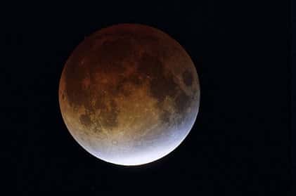 <br />9 novembre 2003 : l'éclipse totale photographiée près de Sisteron par l'auteur avec un télescope de 406mm de diamètre