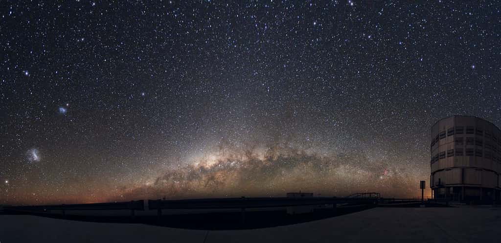 Cette image de la Voie lactée au-dessus des coupoles du VLT atteste de la qualité du ciel chilien, choisi pour l'installation des instruments de l'ESO. © Yuri Beletsky, ESO