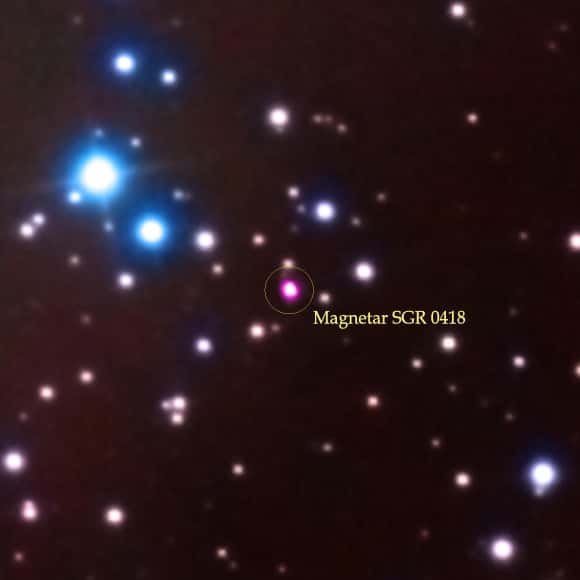 Le magnétar SGR 0418 est une étoile à neutrons située à environ 6.500 années-lumière du Soleil, dans la constellation de la Girafe. On le voit brillant en rayons X au centre du cercle sur cette image composite, montrant d'autres astres dans le visible et l'infrarouge. © Nasa
