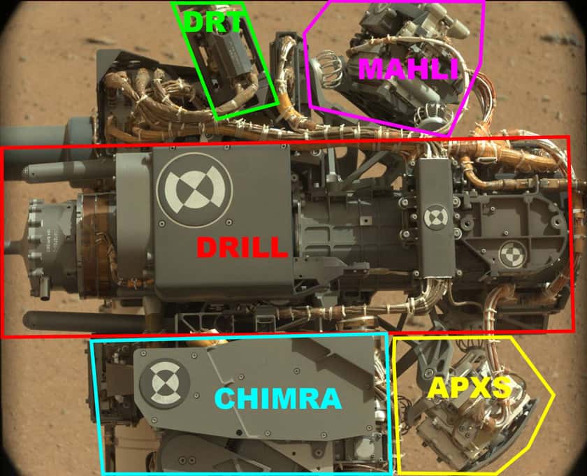 Image du porte-outil prise au 32<sup>e</sup> jour martien (sol 32) par la caméra Mastcam. On y repère la caméra Mahli (<em>Mars Hand Lens Imager</em>), le dépoussiéreur DRT (<em>Dust Removal Tool</em>, une brosse), une foreuse (<em>drill</em>), le spectromètre APXS (<em>Alpha Particle X-Ray Spectrometer</em>), ainsi que Chimra, le préparateur d'échantillons pour les laboratoires Chemin et Sam. © Nasa, JPL, MSSS, annotations d'Emily Lakdawalla, planetary.org
