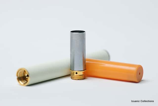 La cigarette électronique se compose de trois parties, une batterie (à gauche), un atomiseur (au centre) et un réservoir d'e-liquide (à droite). © Izuaniz, Flickr, cc by nc 2.0