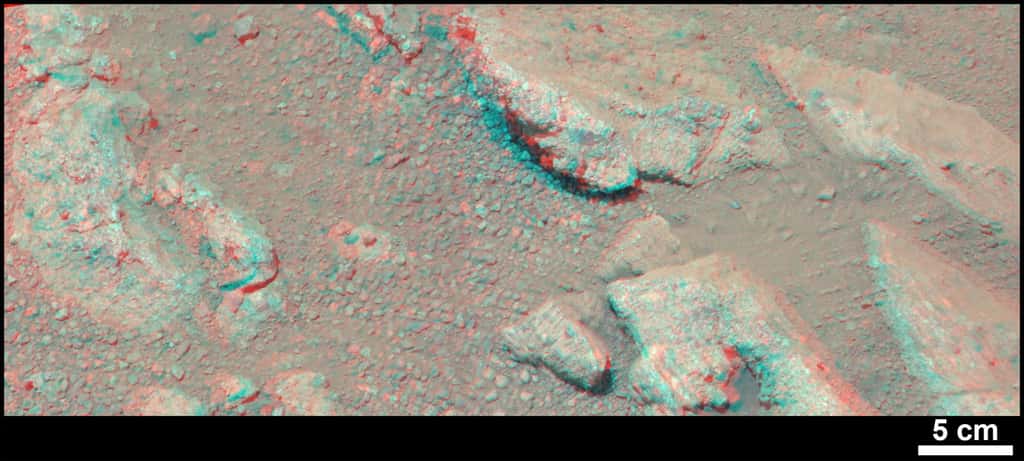 Vue en relief des cailloux figés dans le substrat inspecté par la caméra MastCam de Curiosity (nécessite des lunettes anaglyphes). © Nasa, JPL-Caltech, MSSS