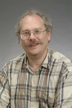 Peter Shor, né le 14 août 1959, est un mathématicien américain du MIT bien connu pour ses travaux portant sur le calcul quantique. On lui doit un algorithme célèbre très efficace pour décomposer un entier en produit de nombres premiers avec un calculateur quantique. C'est l'algorithme de Shor. © Peter Shor