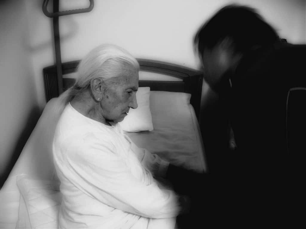 La maladie d'Alzheimer est une démence qui demande un accompagnement de tous les instants dans ses stades les plus avancés. Elle est très difficile à vivre pour les proches. © Geralt, Pixabay, DP