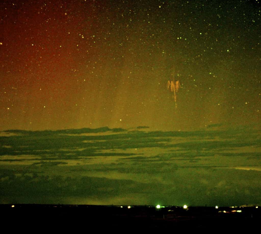 Il y a quelques jours, Walter Lyons a été le premier à enregistrer l'image de farfadets sur fond d'aurore boréale depuis le Dakota du Sud. © Walter Lyons, <em>FMA Research</em>, WeatherVideoHD.TV