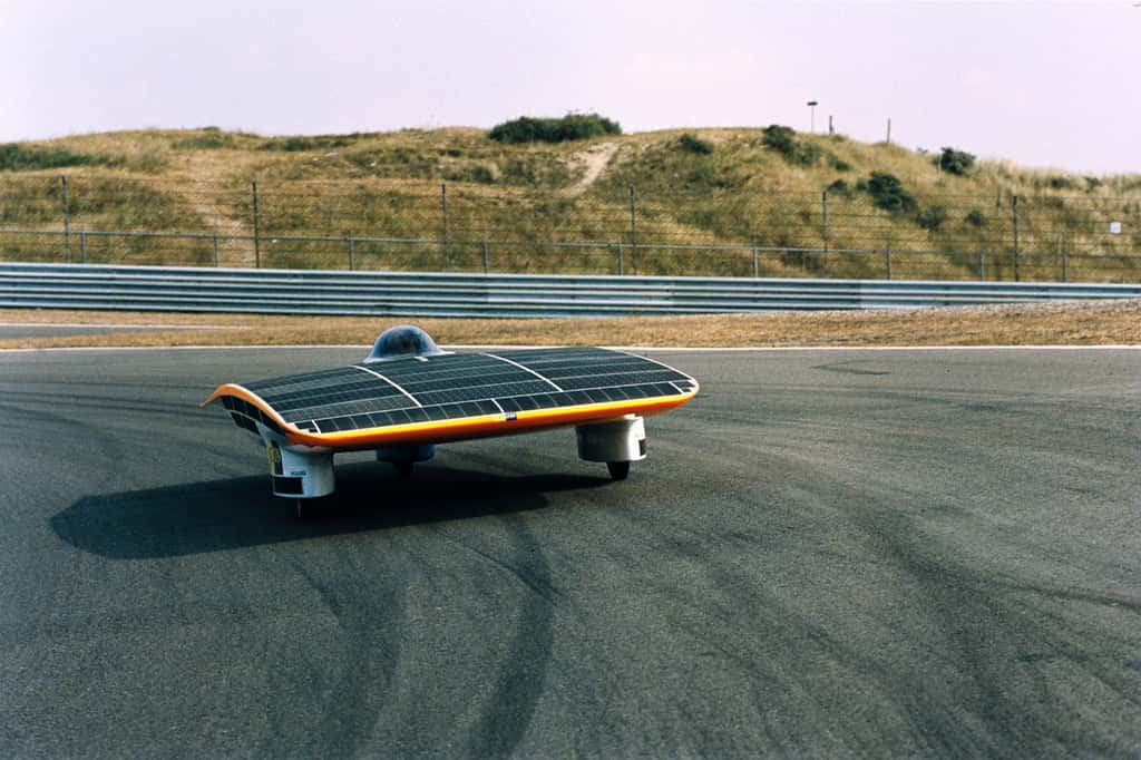 La voiture solaire Nuna II qui, en octobre 2003, a remporté le Défi solaire mondial. Elle a été conçue à partir de technologies spatiales de l’Esa. © A. Van der Geest, Esa
