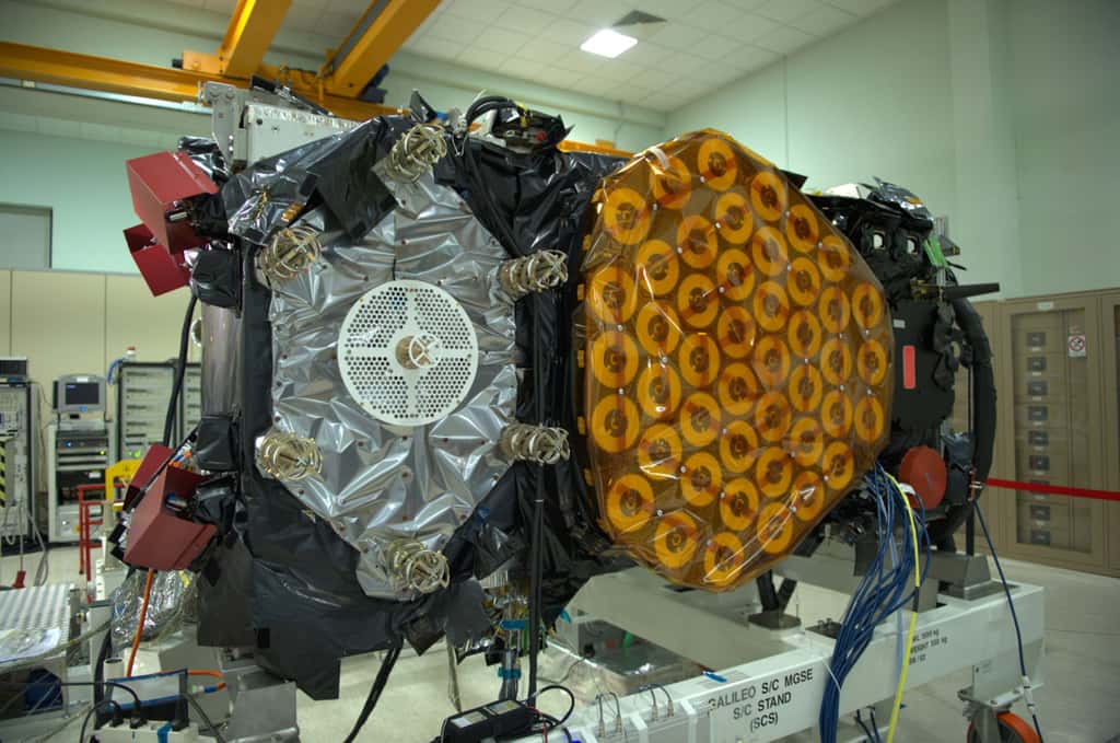 Un des quatre satellites IOV, ici vu dans l'usine turinoise de Thales Alenia Space, en juin 2012. © R. Decourt