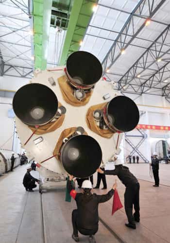 Les quatre moteurs du premier étage du lanceur Longue Marche 2F, qui sera utilisé pour lancer Shenzhou-10. © Xinhua