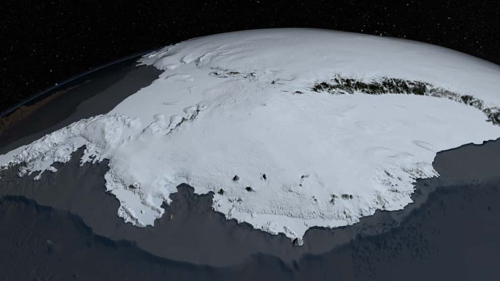 Bedmap2 précise non seulement la topographie réelle du continent antarctique sous l'inlandsis, mais aussi celle de l'inlandsis lui-même. On voit ici une image de synthèse déduite de Bedmap2 représentant le nouveau visage de la calotte polaire australe. © <em>Nasa’s Goddard Space Flight Center</em>
