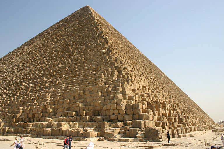 La pyramide de Khéops est la plus grande et la plus ancienne des trois pyramides de pharaons sur le site de Gizeh. © Alex lbh, GNU 1.2