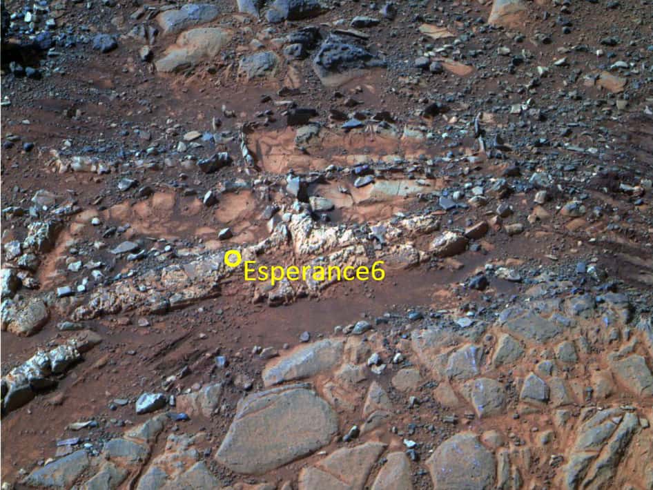 La caméra panoramique (Pancam) du rover Opportunity de la mission MER (<em>Mars Exploration Rover</em>) montre la zone baptisée Esperance et le rocher Esperance6. Très ancien, ce matériau sédimentaire s'est formé sous une eau qui n'était pas acide, affirment John Callas (de l'équipe JPL d'Opportunity), Steve Squyres (université de Cornell) et Ray Arvidson (université de Wahnigton à Saint-Louis). © <em>Cornell University, Arizona State University</em>, Nasa, JPL-Caltech