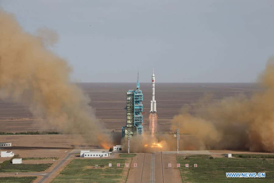 Décollage du lanceur Longue March 2F qui emporte le véhicule spatial Shenzhou-10. © Xinhua, News CN