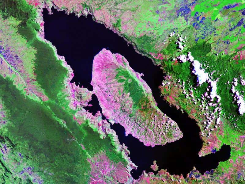 Une vue satellite du site de Toba ou se trouve désormais un lac. La théorie de la catastrophe de Toba a été proposée pour la première fois par l'anthropologue Stanley Ambrose. L'éruption du volcan qui s'est produite il y a 73.000 ans était si puissante qu'elle aurait refroidi l'atmosphère d'au moins 3 °C en moyenne, durant des années. © Nasa, Wikipédia, DP